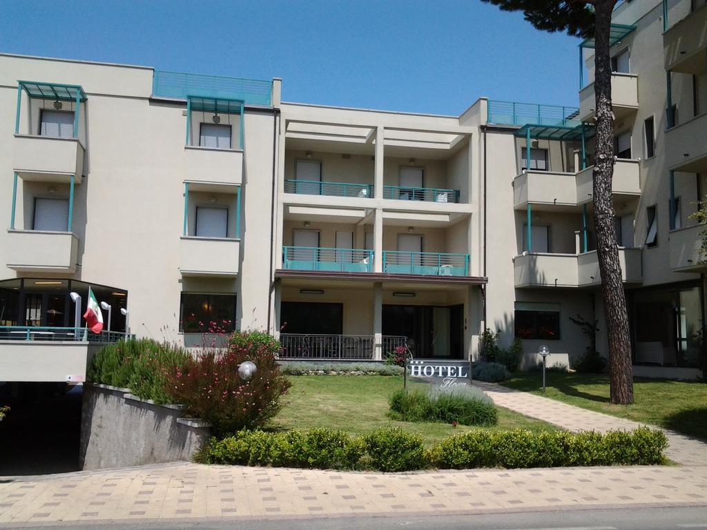 Hotel Flora Marina Di Bibbona Esterno foto