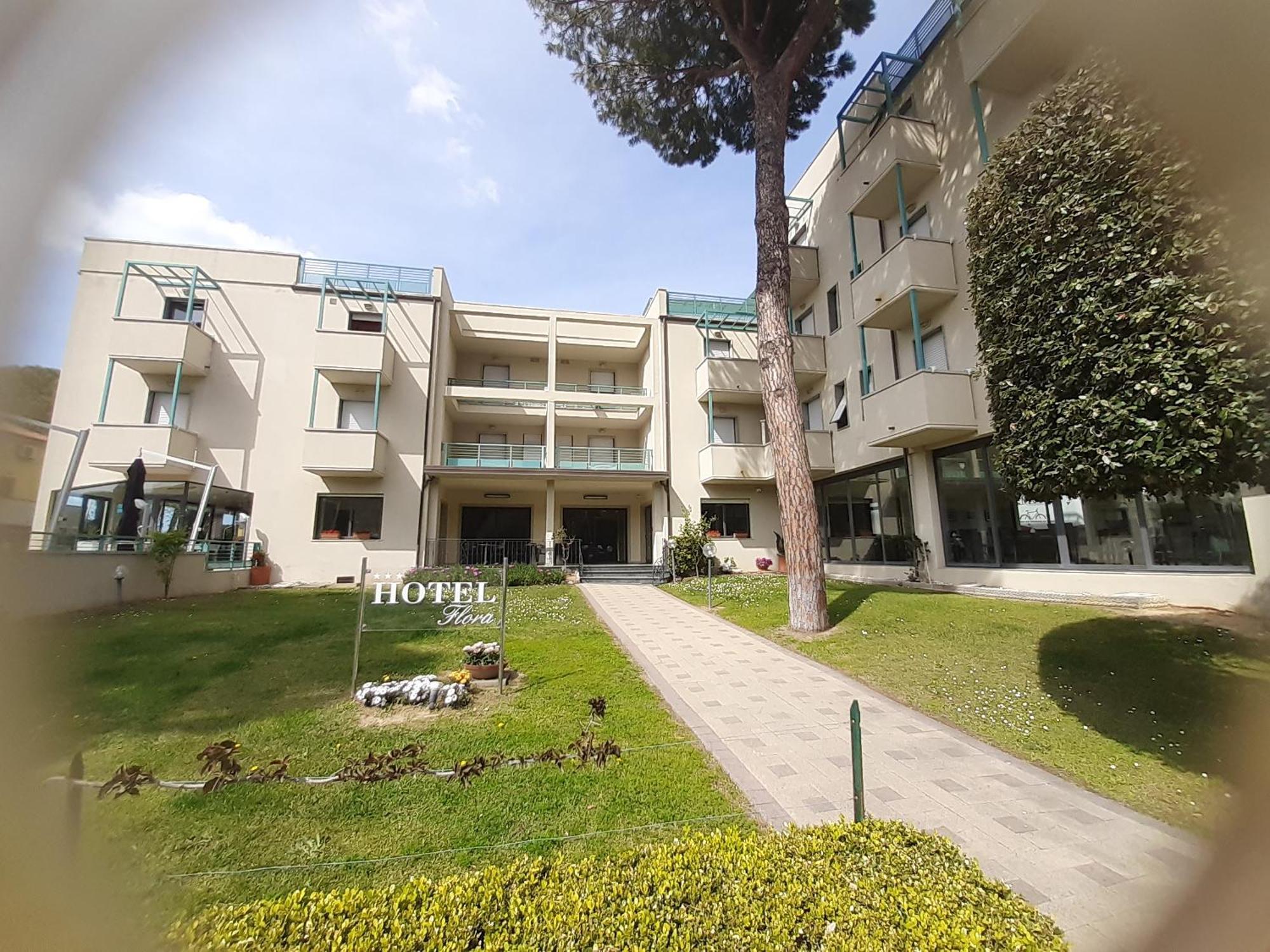 Hotel Flora Marina Di Bibbona Esterno foto